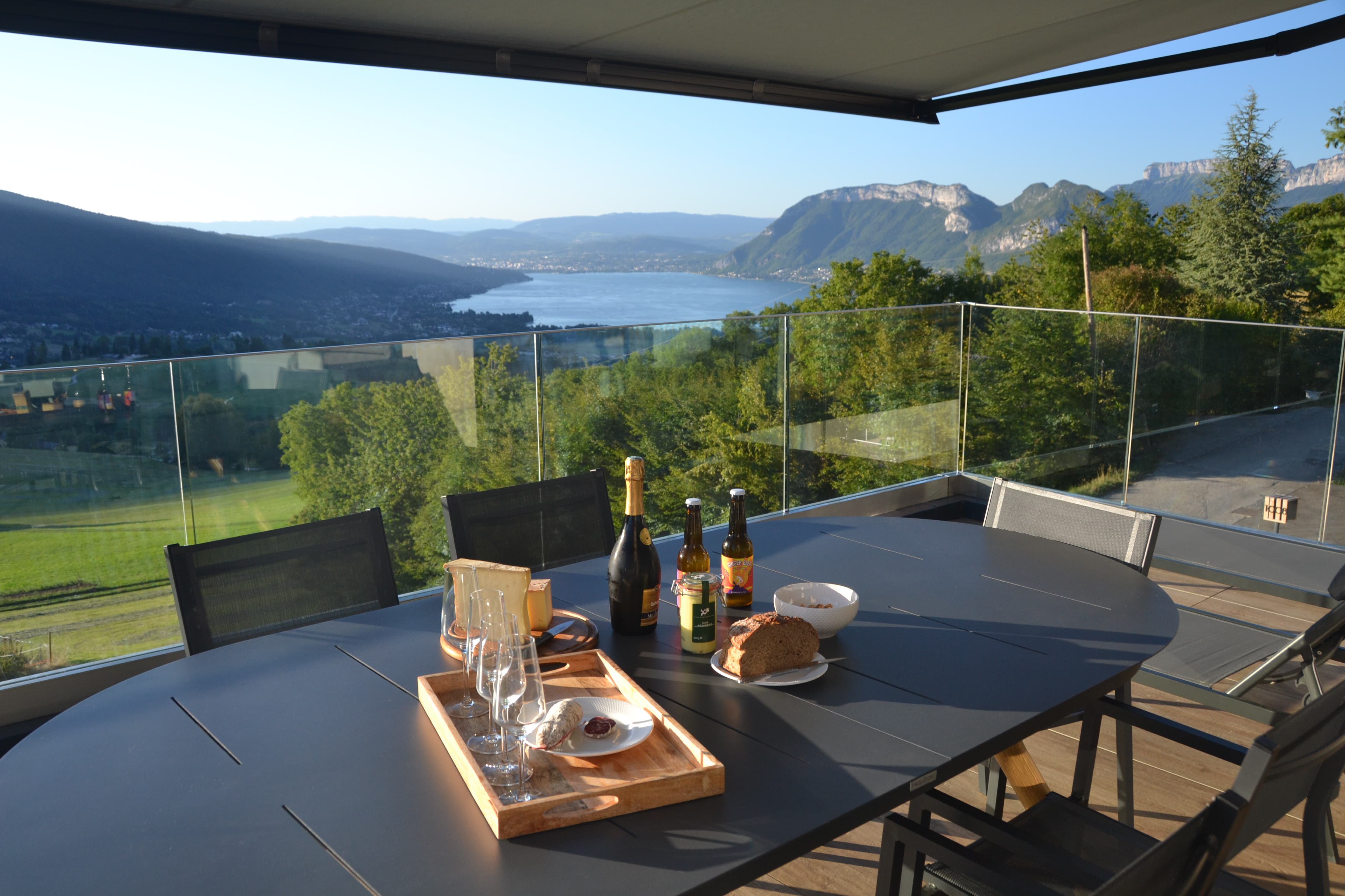 The villa - terrace and lake view